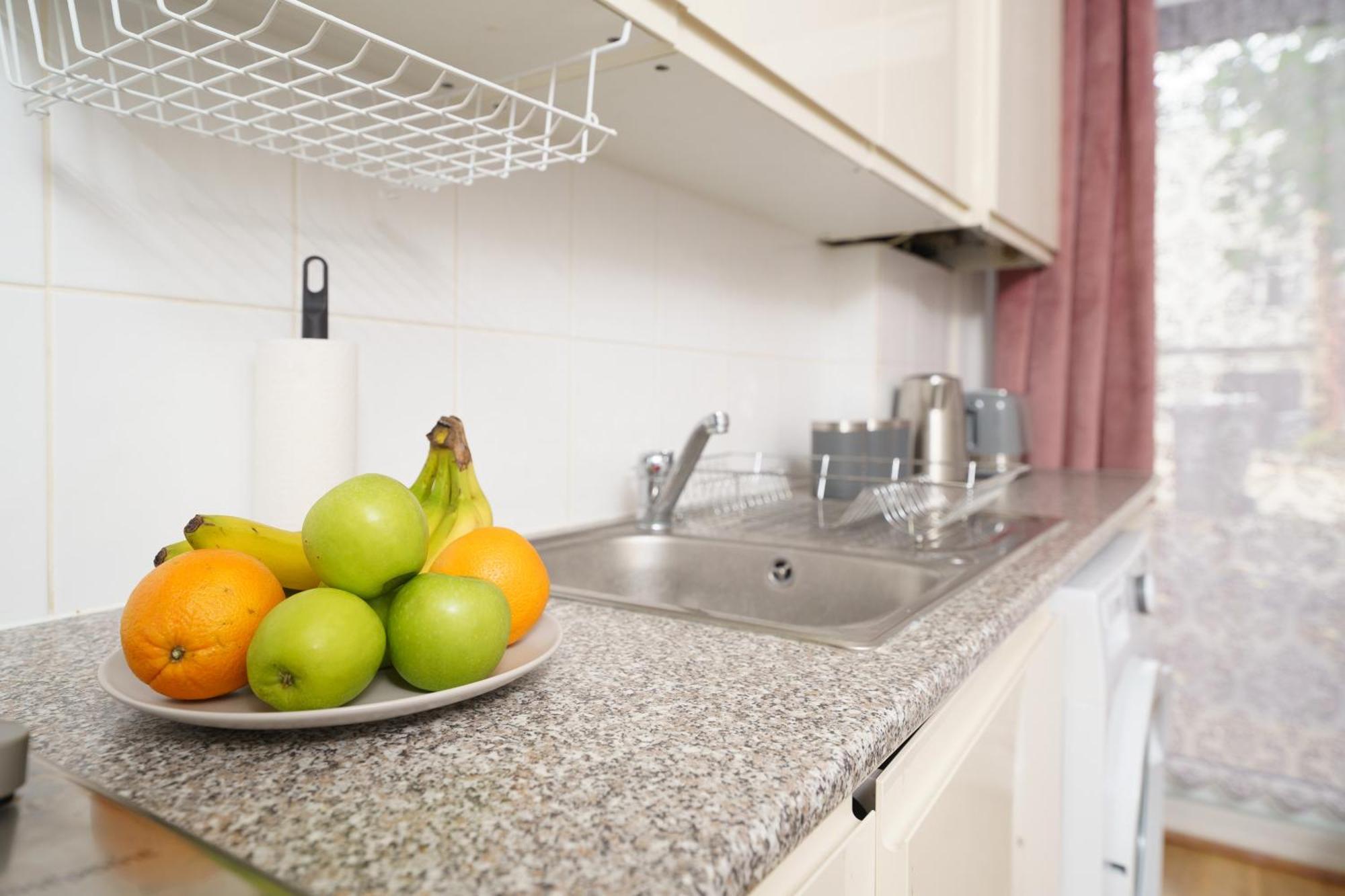 Cozy 2-Bed Garden Flat, With Free Private Parking, Wembley Lejlighed London Eksteriør billede